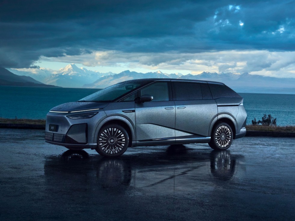 XPENG X9 futuristic starship design mobile