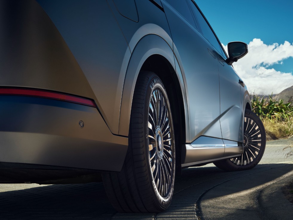 XPENG X9 active rear-wheel steering mobile