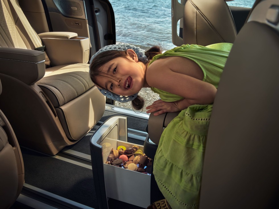 XPENG X9 integrated electric refrigerator mobile