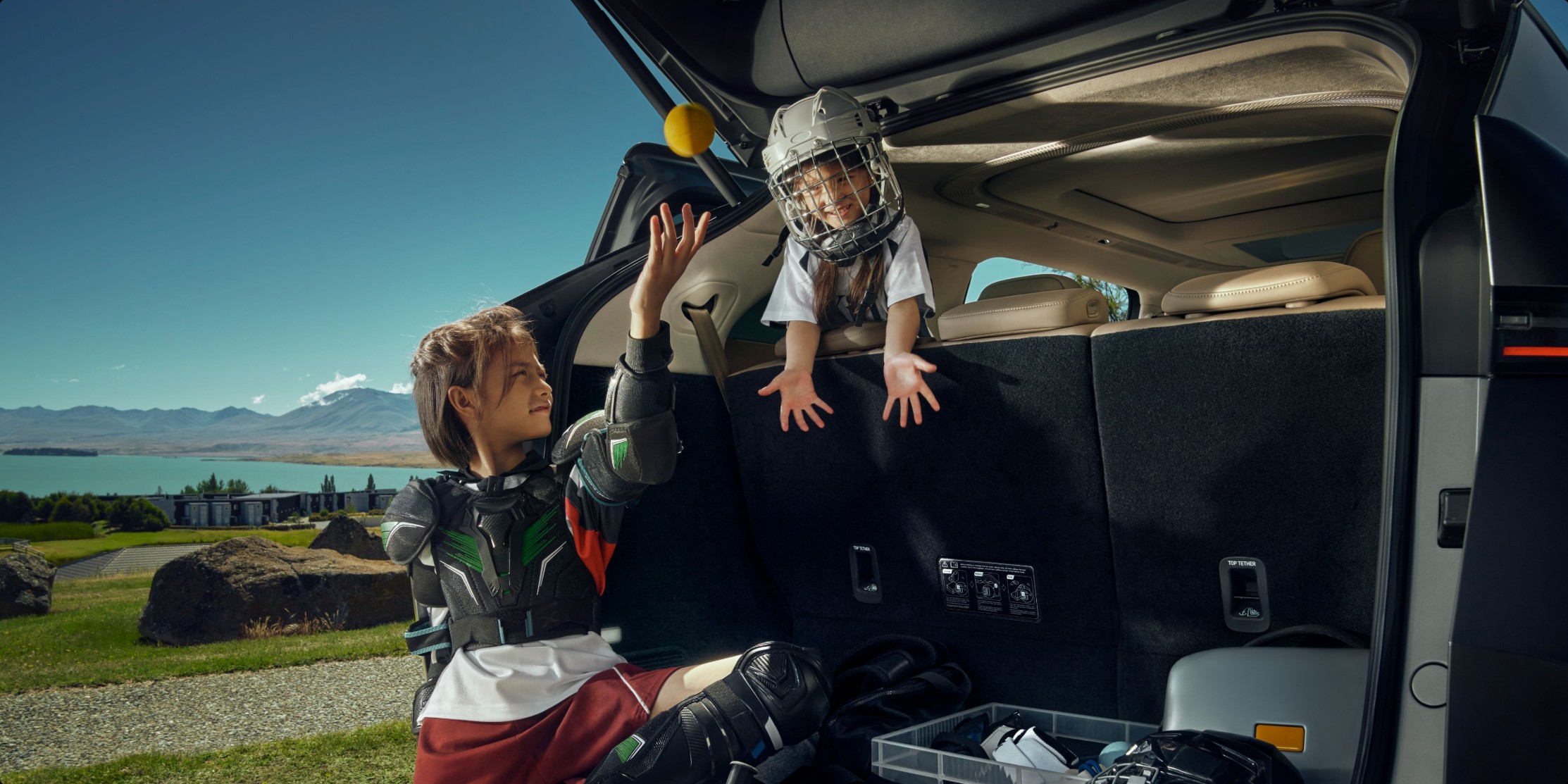 XPENG X9 submerged trunk design