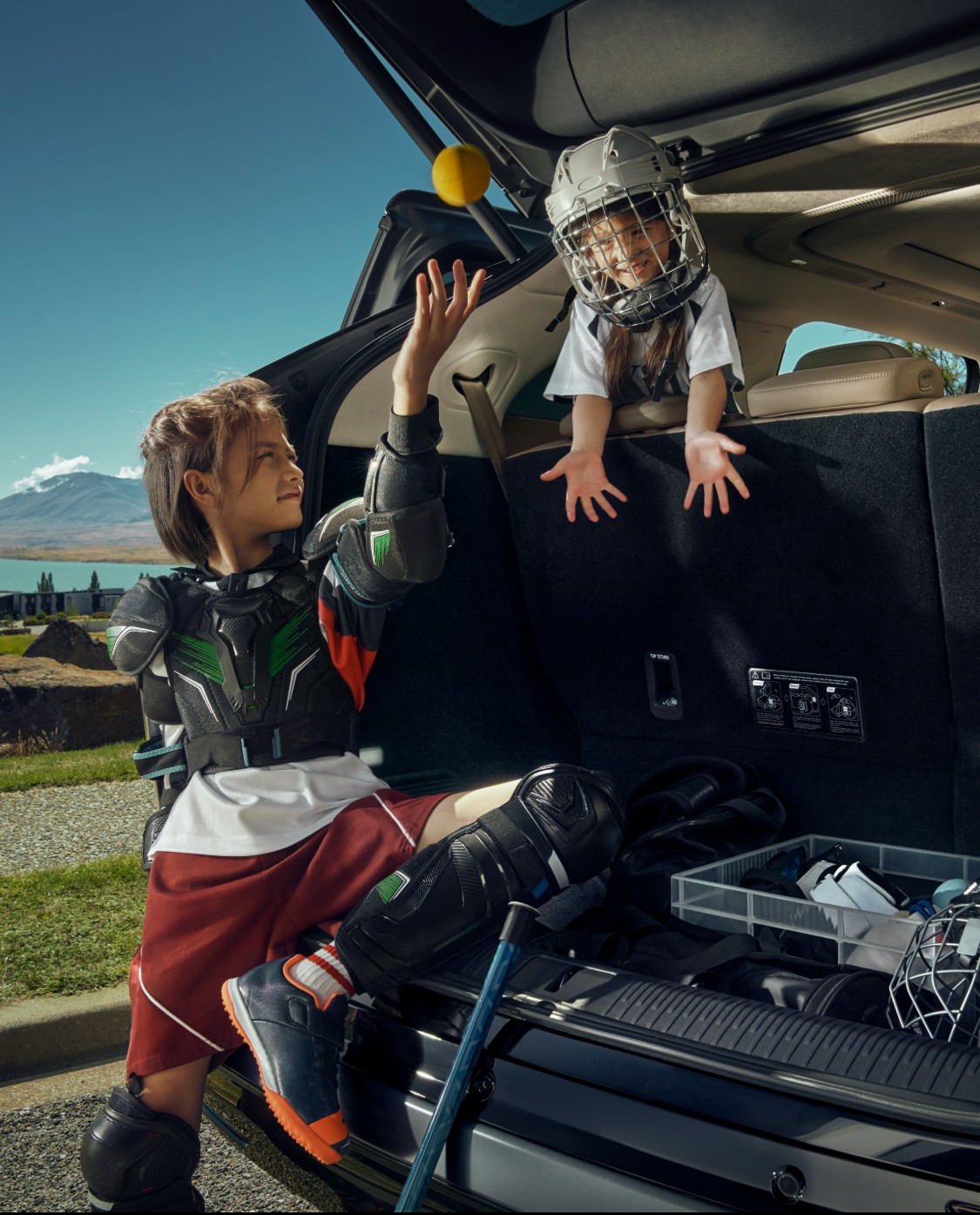 XPENG X9 submerged trunk design mobile