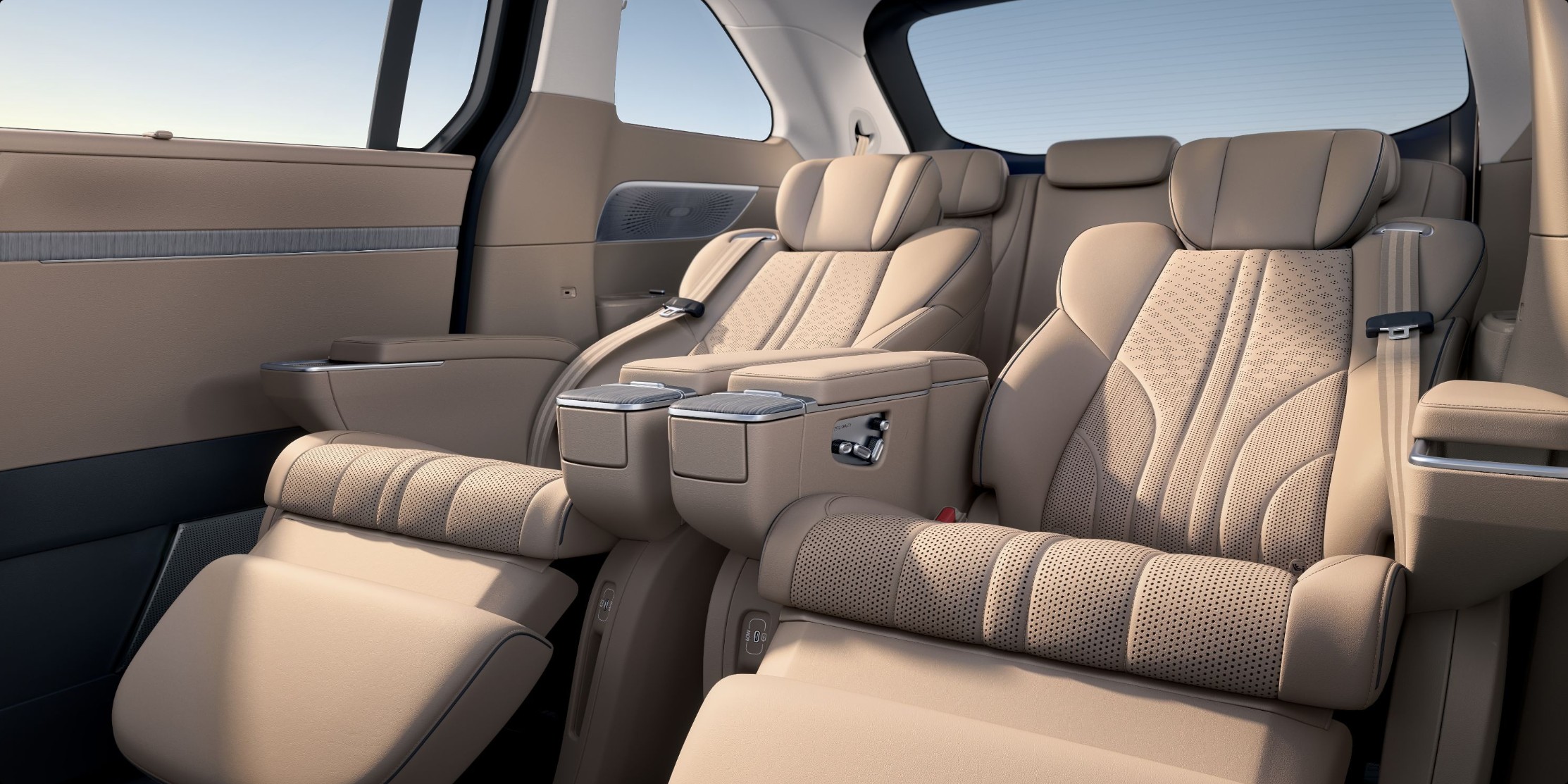 XPENG X9 zero gravity seats