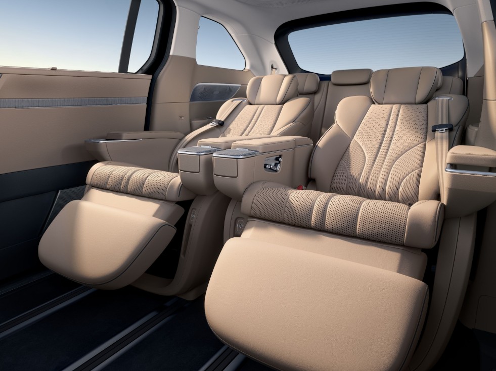 XPENG X9 zero gravity seats mobile